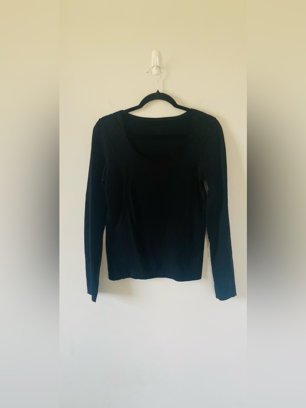 White House Black Market Black Long-Sleeve Scoop Neck Top Size M Minimalist